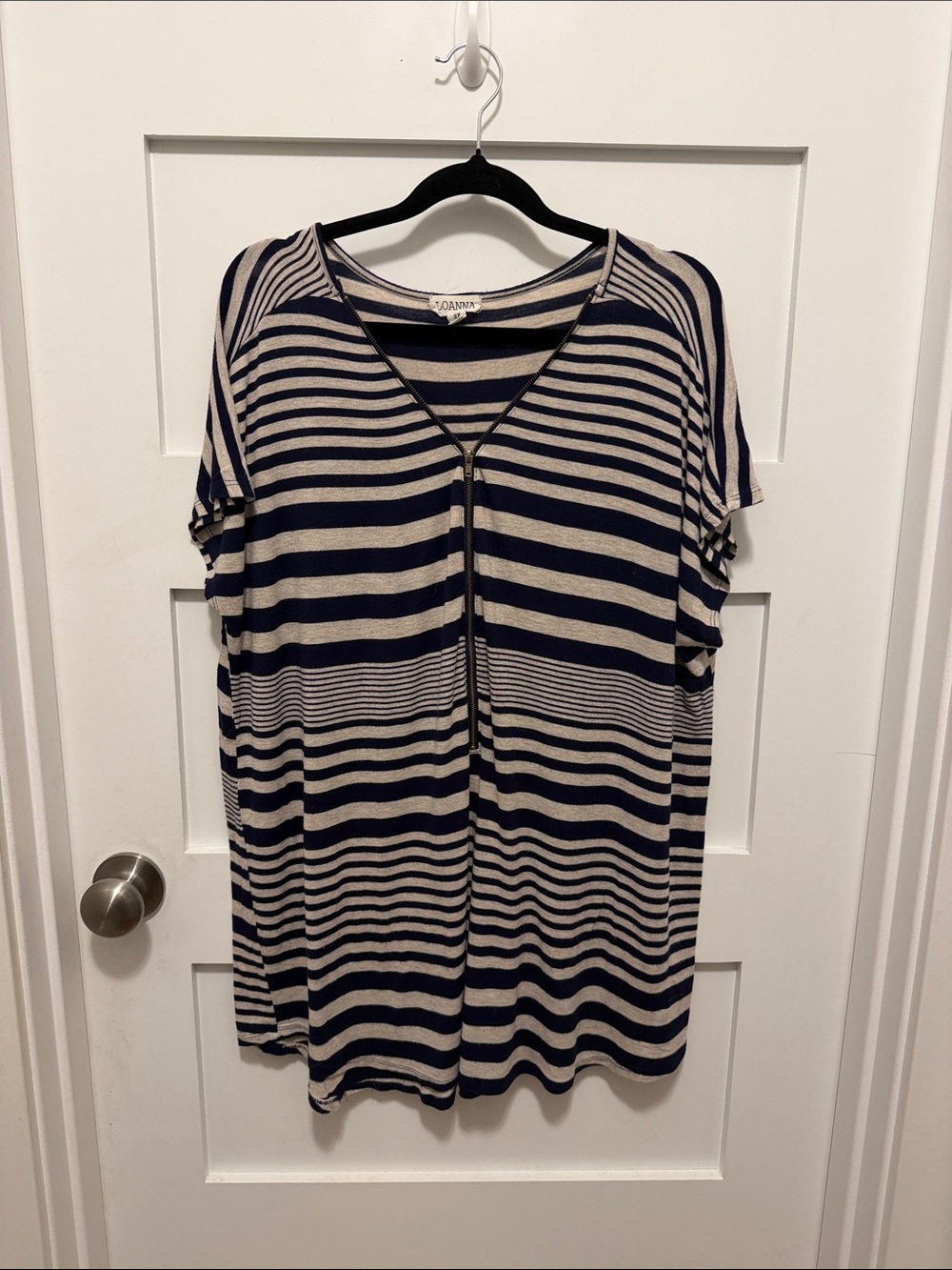 Striped V-Neck Short Sleeve Top in Navy and Cream